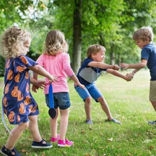 Niños en un jardín jugando con juegos de patio al aire libre que estimulan la estimulación didáctica.